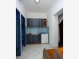 Duće, Cocina in the studio-apartment, air condition available y WiFi.