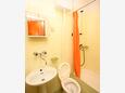 Duće, Bathroom in the studio-apartment, (pet friendly) and WiFi.