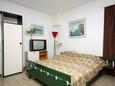 Спальня Duće, Спальня в размещении типа studio-apartment, Домашние животные допускаются и WiFi.