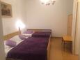 Спальня Duće, Спальня в размещении типа studio-apartment, Домашние животные допускаются и WiFi.