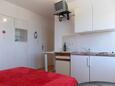 Kuchyně Duće, Kuchyně v ubytování typu studio-apartment, domácí mazlíčci povoleni a WiFi.