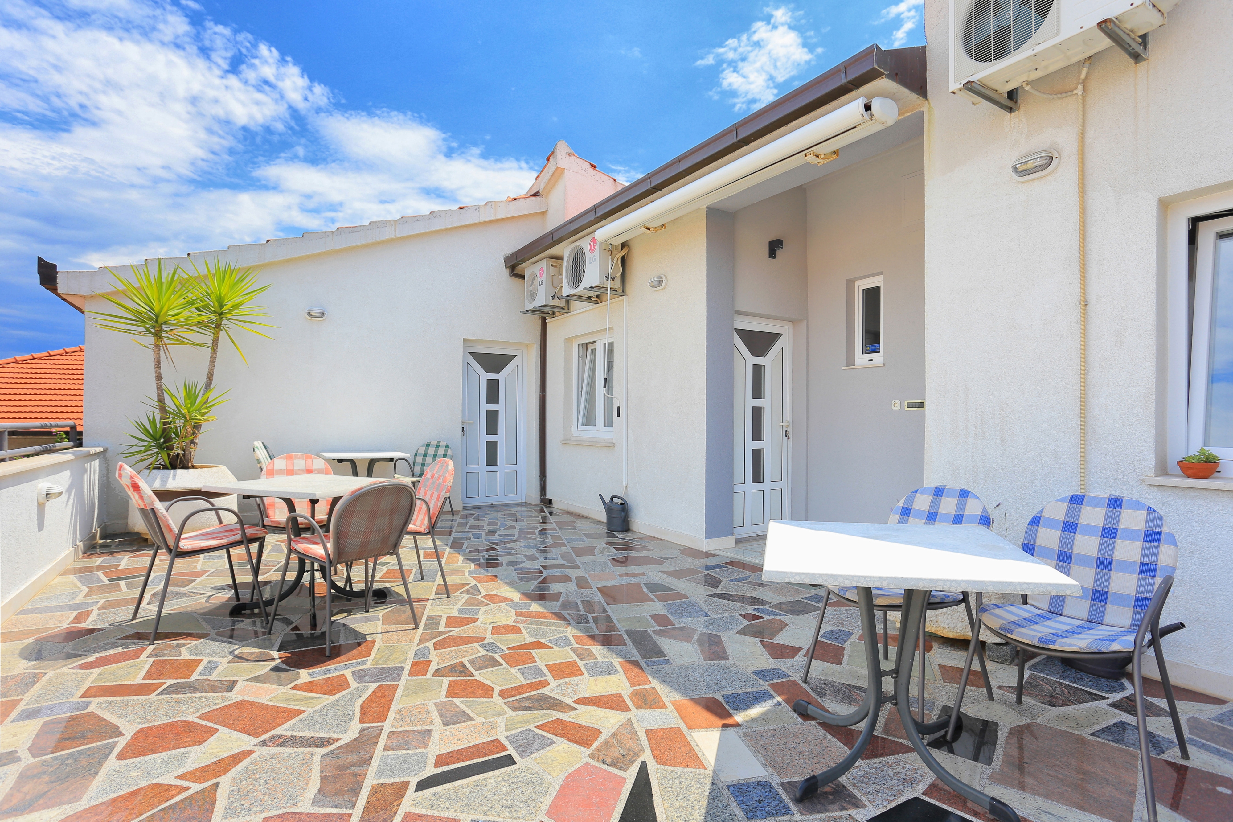 One bedroom apartment with terrace and sea view Trogir (A-4814-b) One bedroom apartment with terrace and sea view Trogir (A-4814-b)