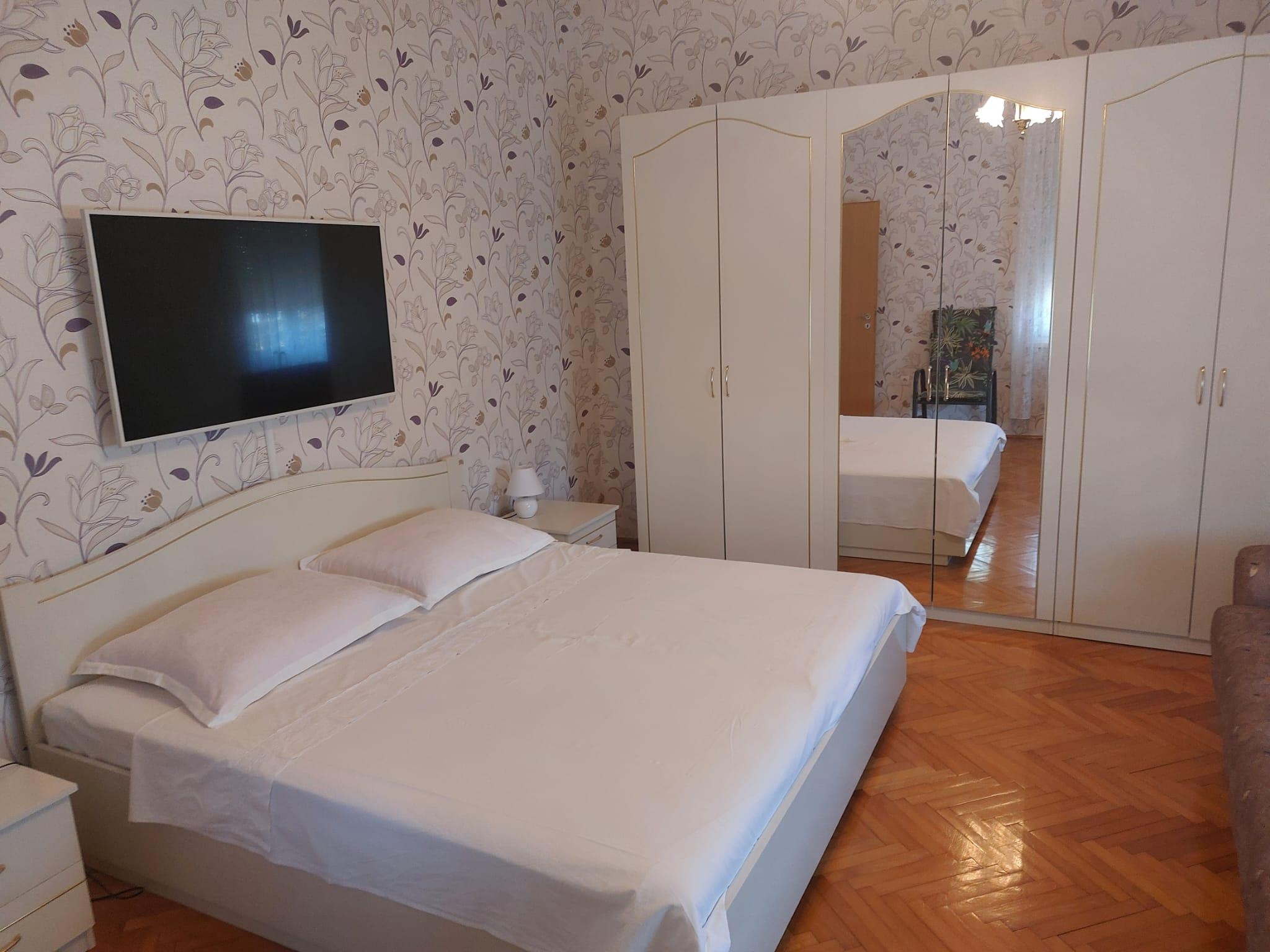 Three bedroom apartment with terrace Trogir  A-e