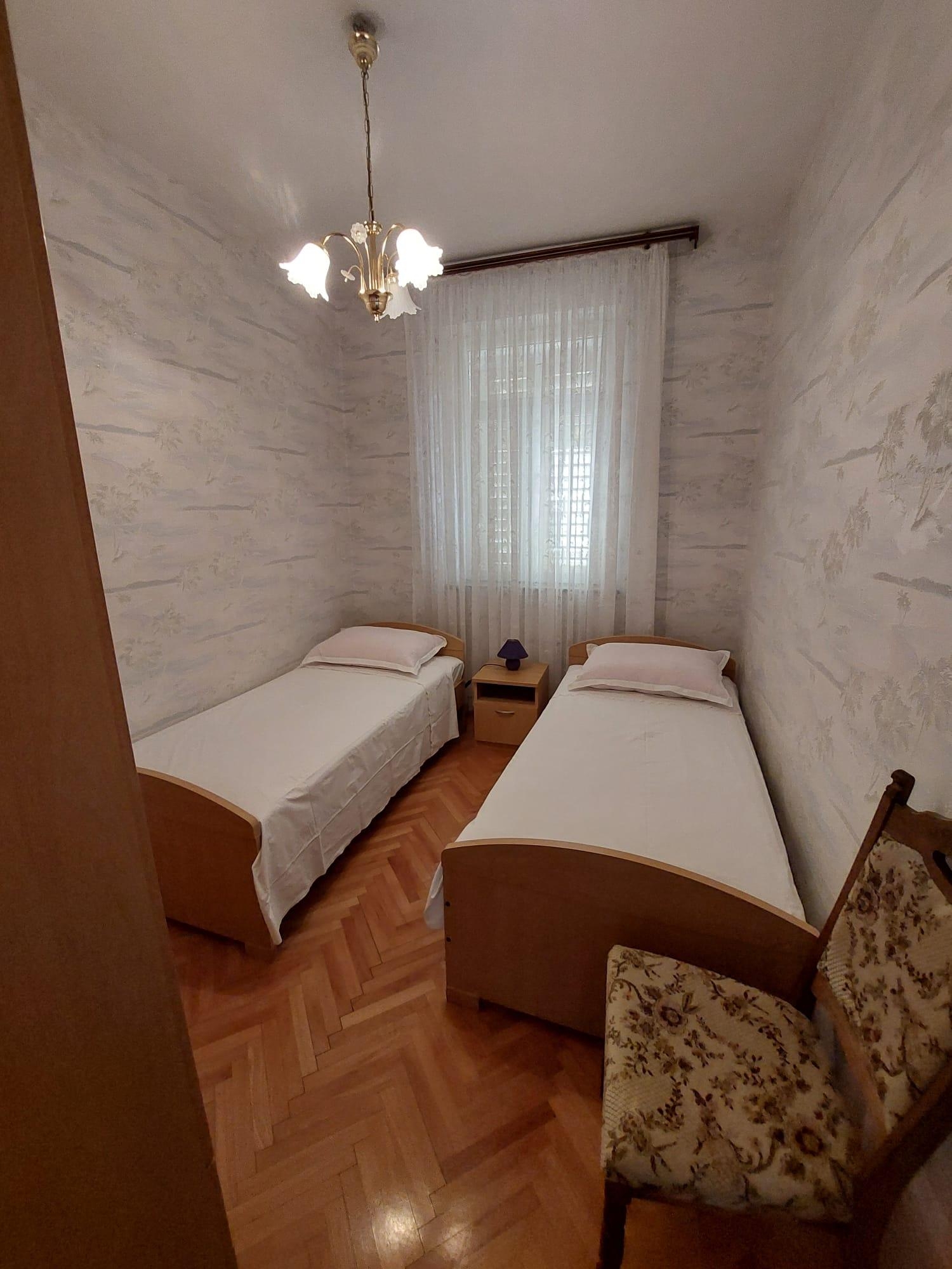 Three bedroom apartment with terrace Trogir  A-e