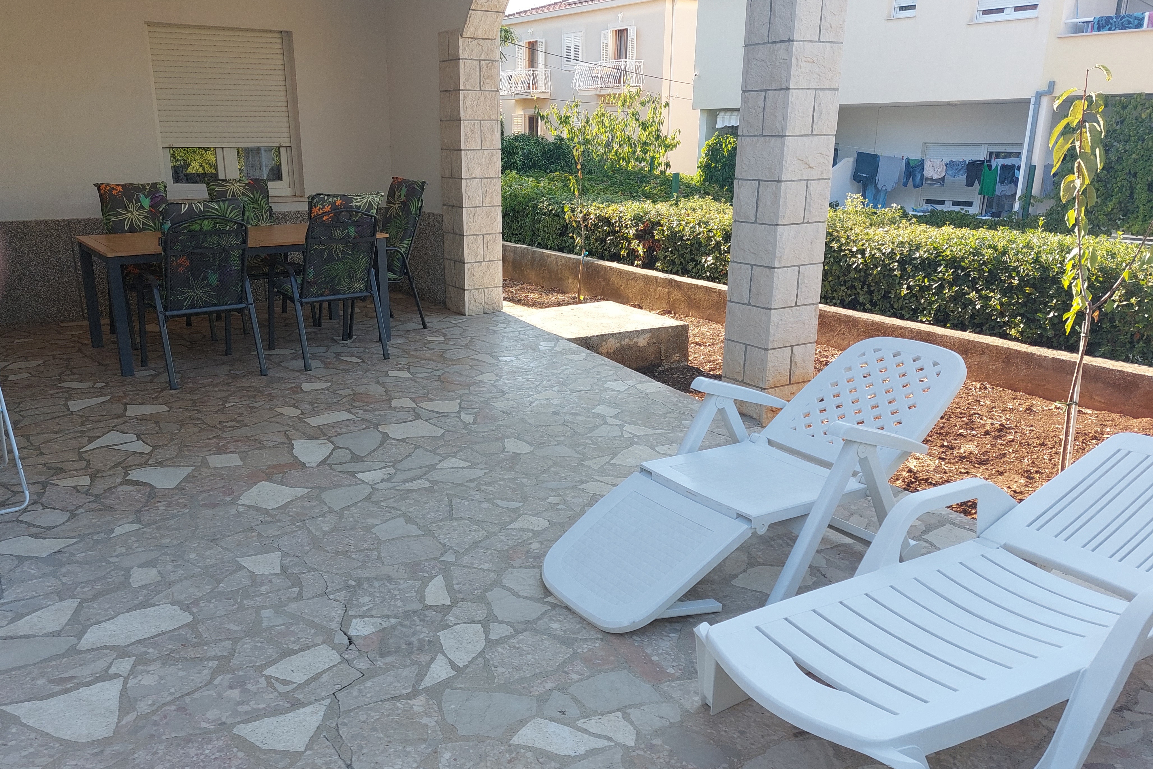 Three bedroom apartment with terrace Trogir  A-e