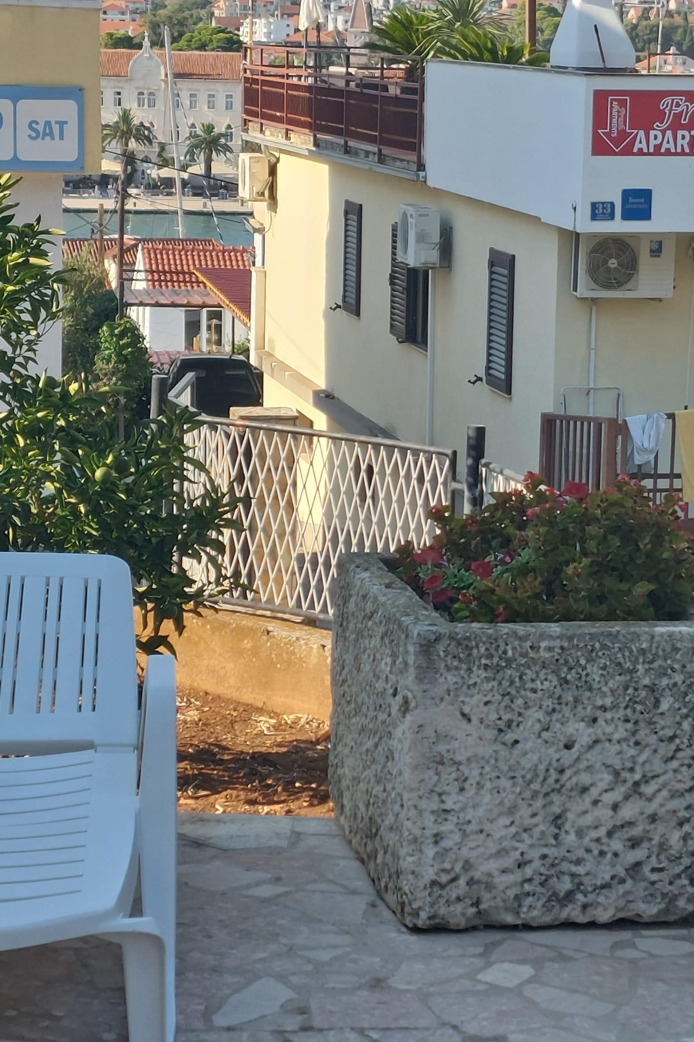 Three bedroom apartment with terrace Trogir  A-e