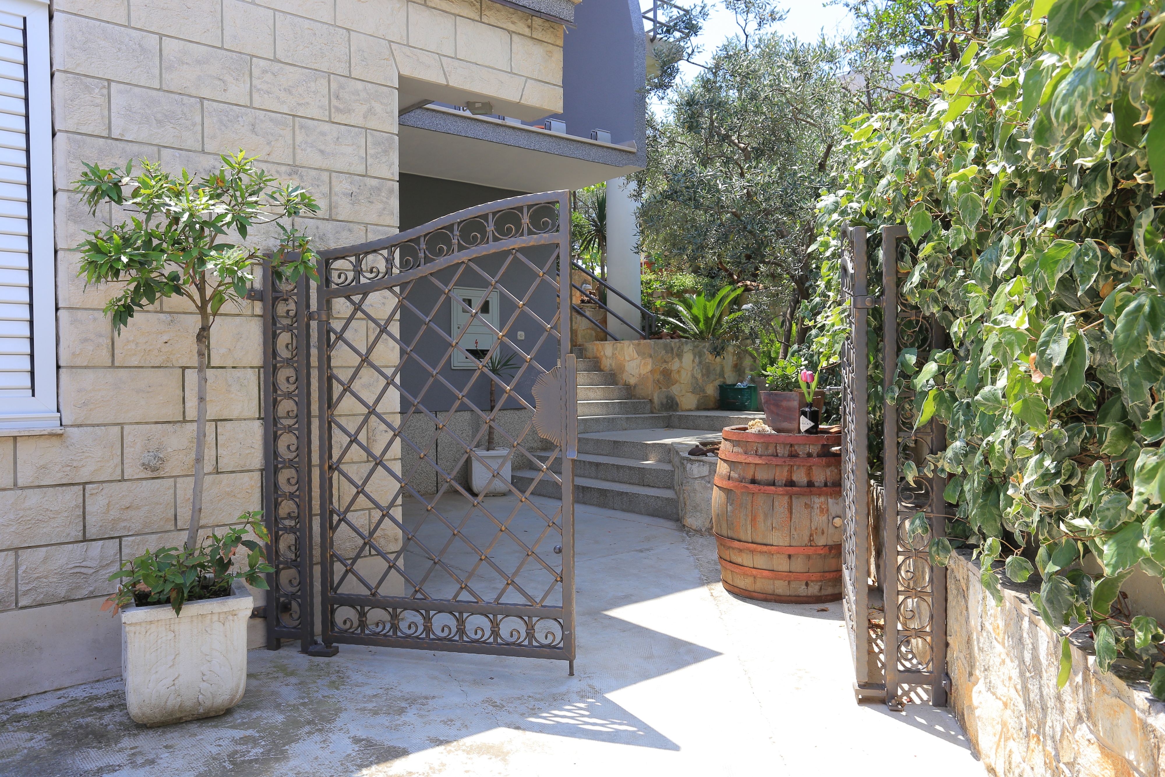 Three bedroom apartment with terrace Trogir  A-e