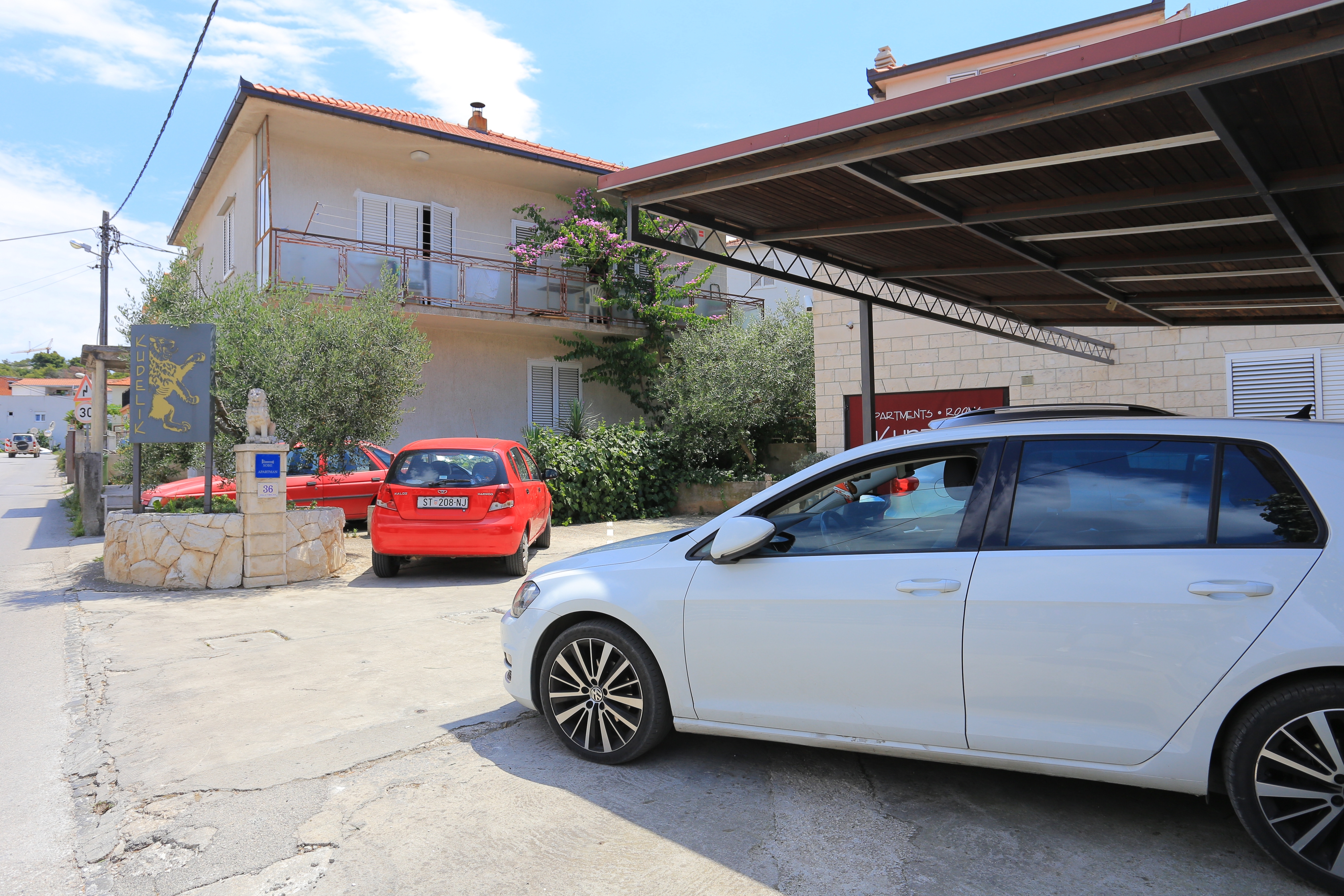 Three bedroom apartment with terrace Trogir  A-e