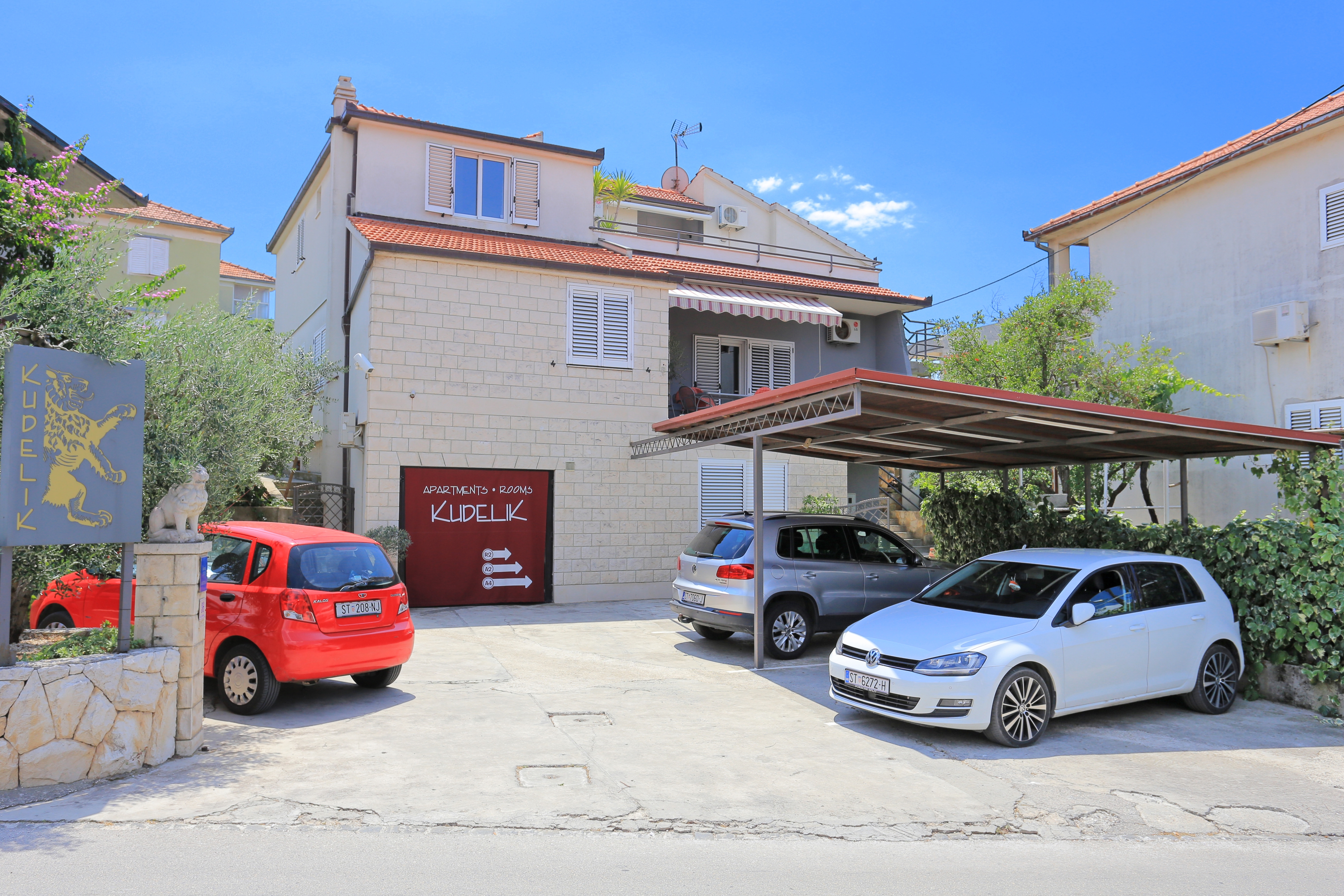 Trosobni apartman s terasom Trogir  A-e