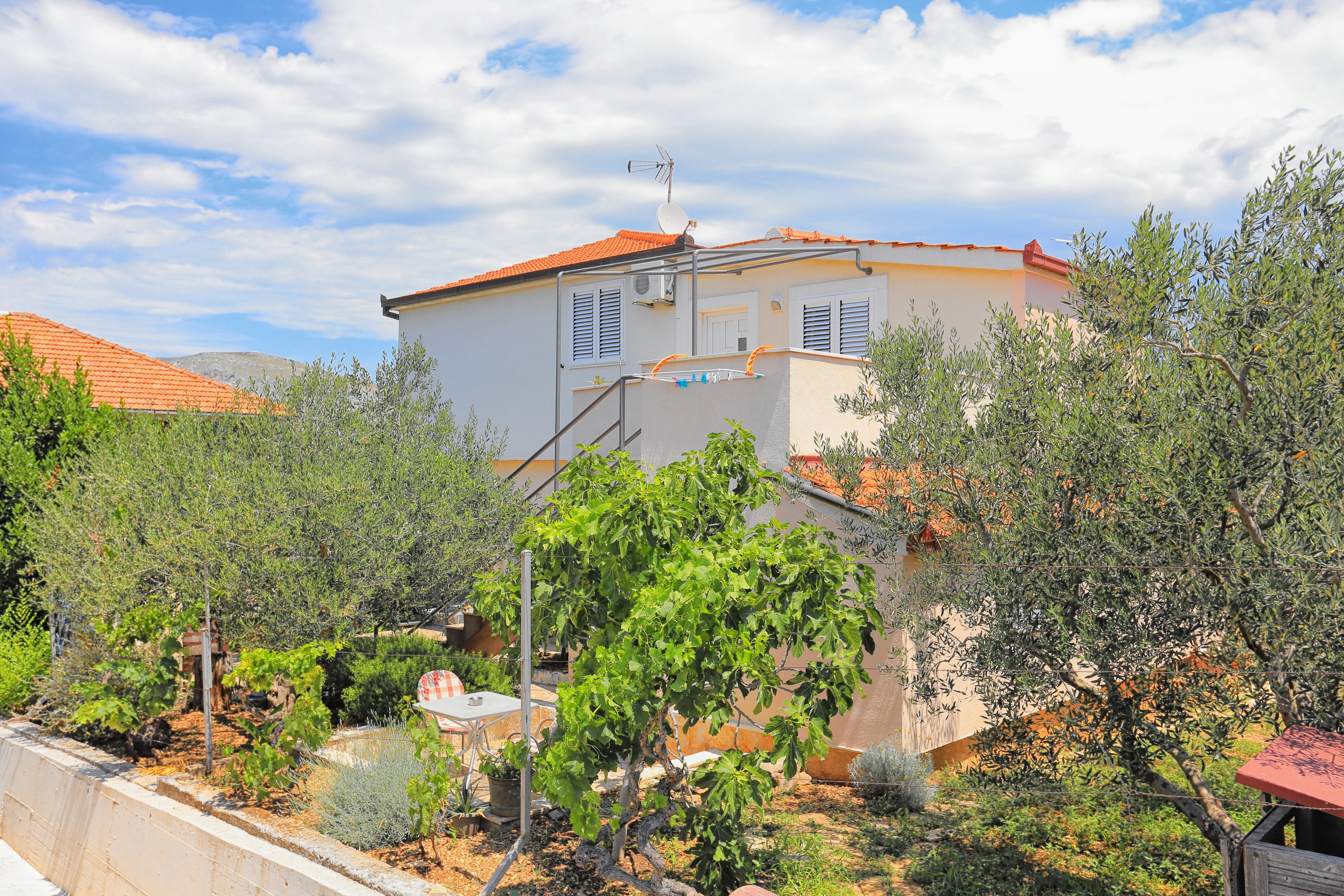 Three bedroom apartment with terrace Trogir  A-e