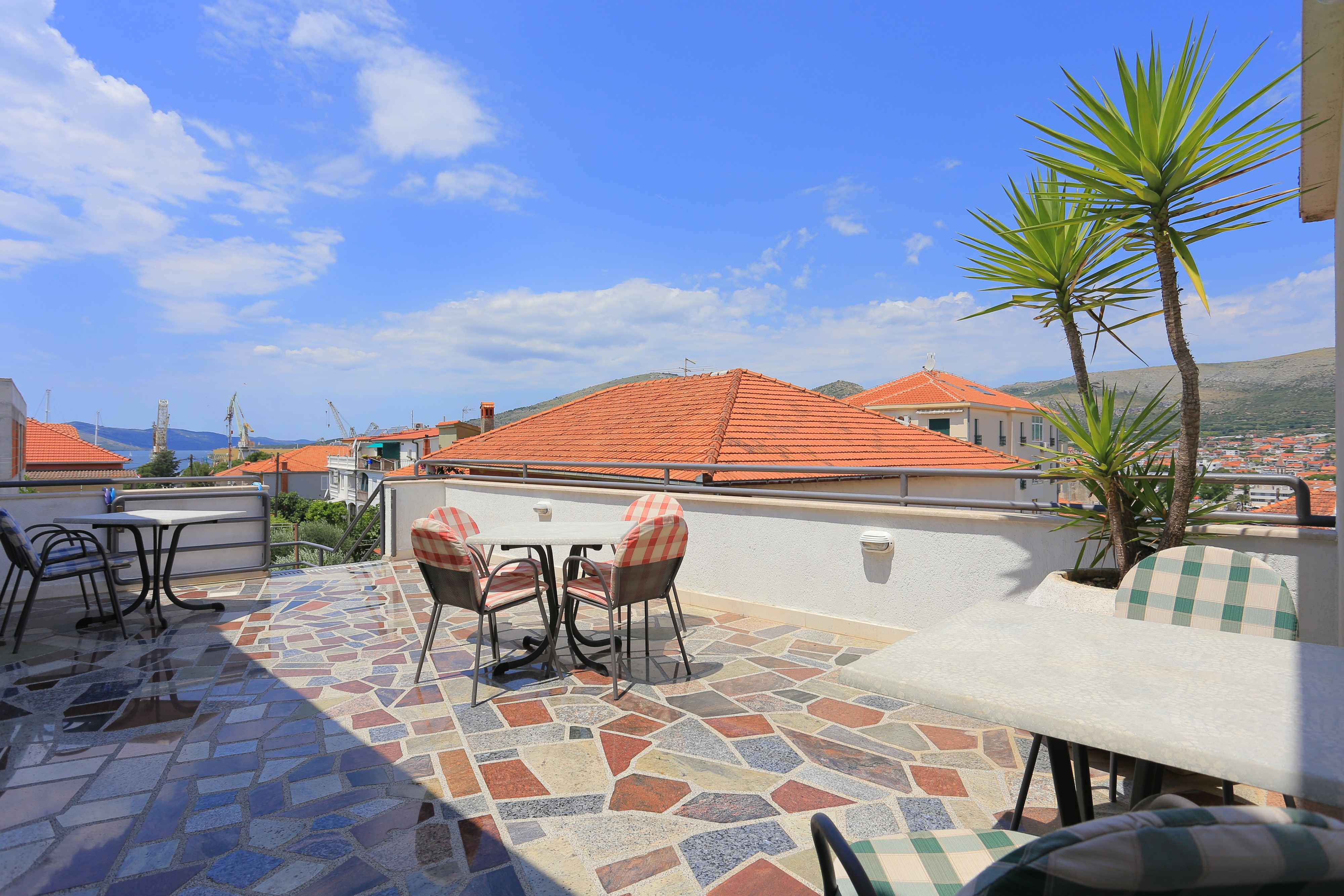 Room with terrace and sea view Trogir (S-4814-a)