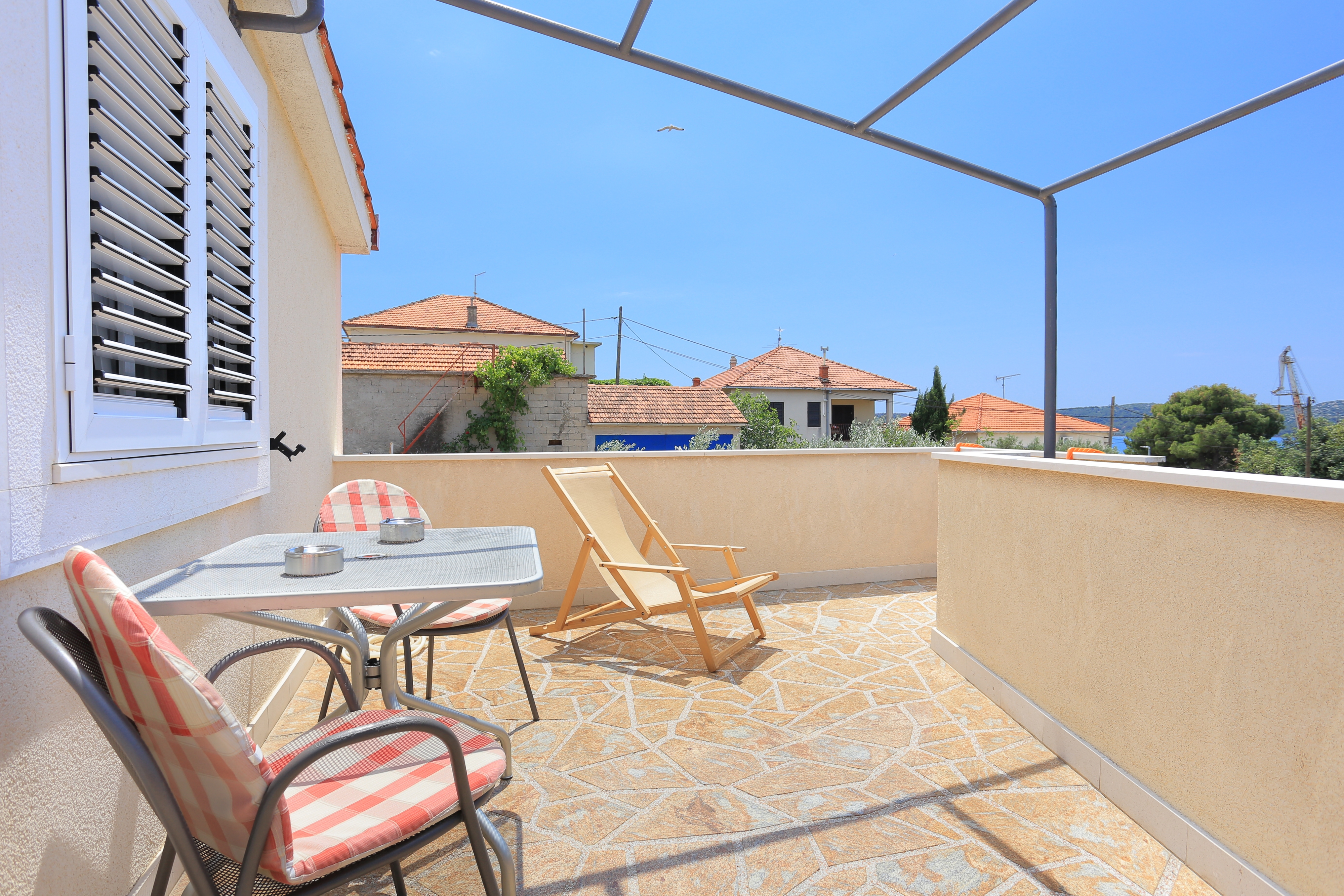 Room with terrace and sea view Trogir (S-4814-b)