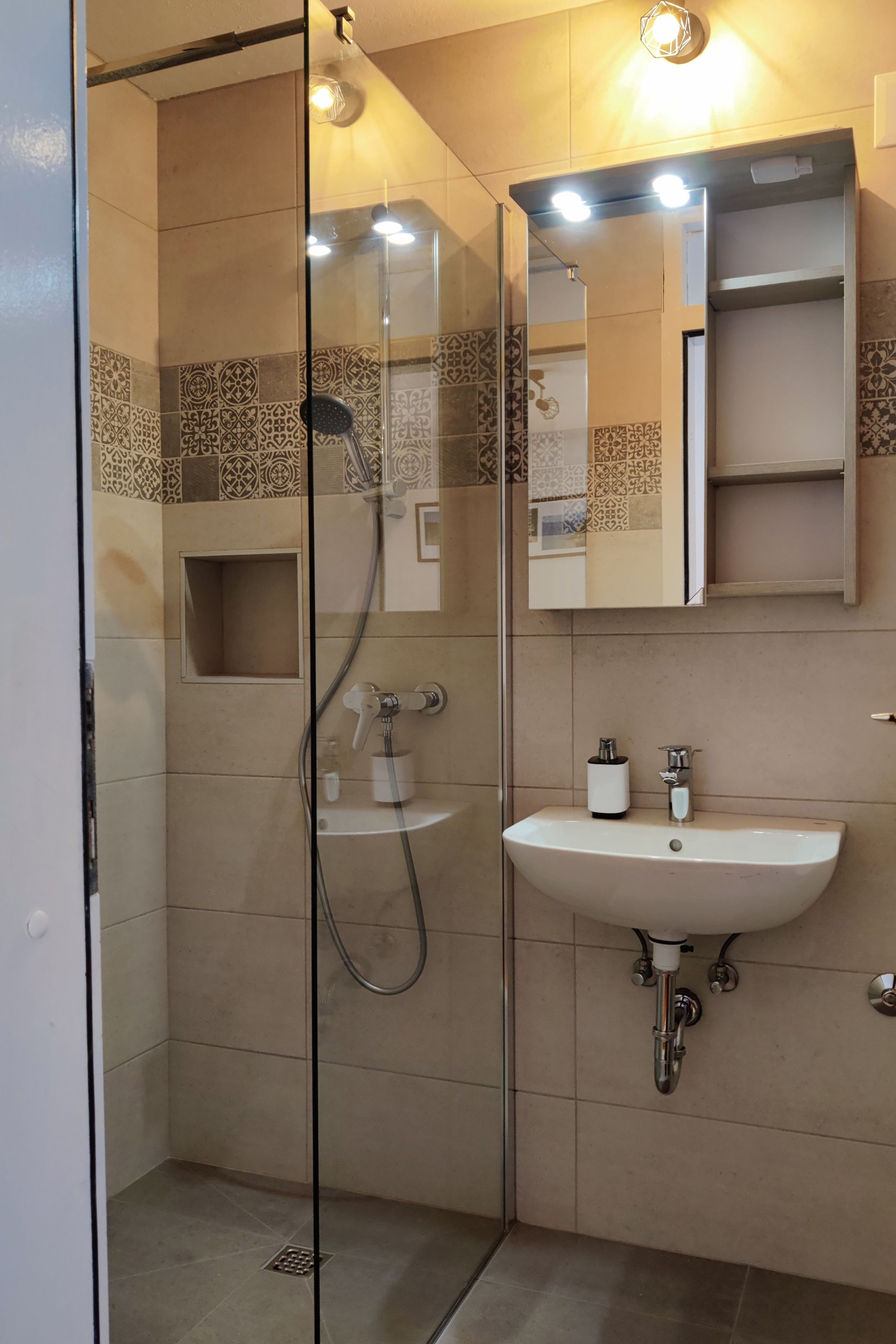 Two bedroom apartment near beach Brodarica, Šibenik  A-b