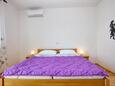 Brodarica, Bedroom 2 in the apartment, air condition available and WiFi.