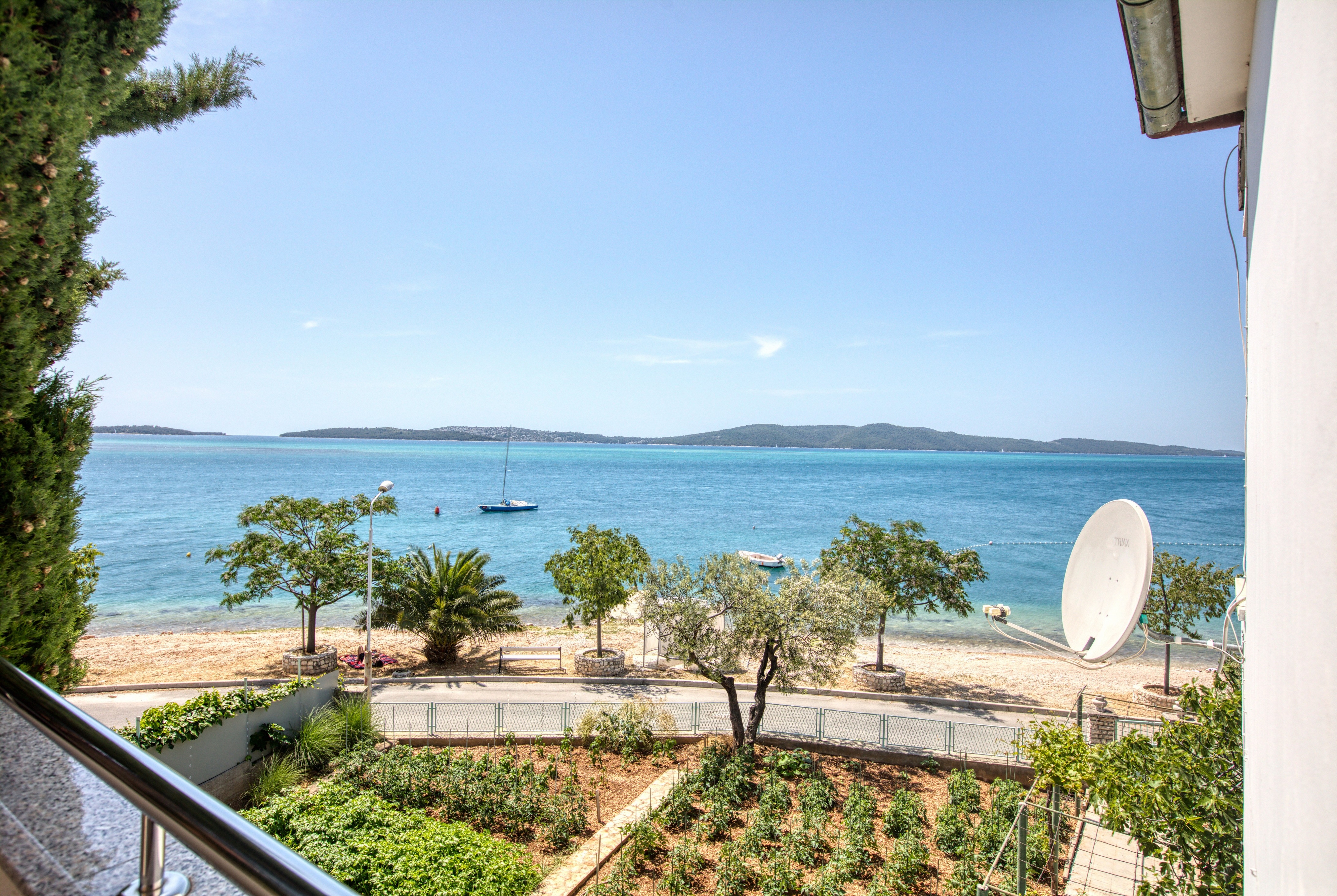 Three bedroom apartment near beach Brodarica, Šibenik  A-d