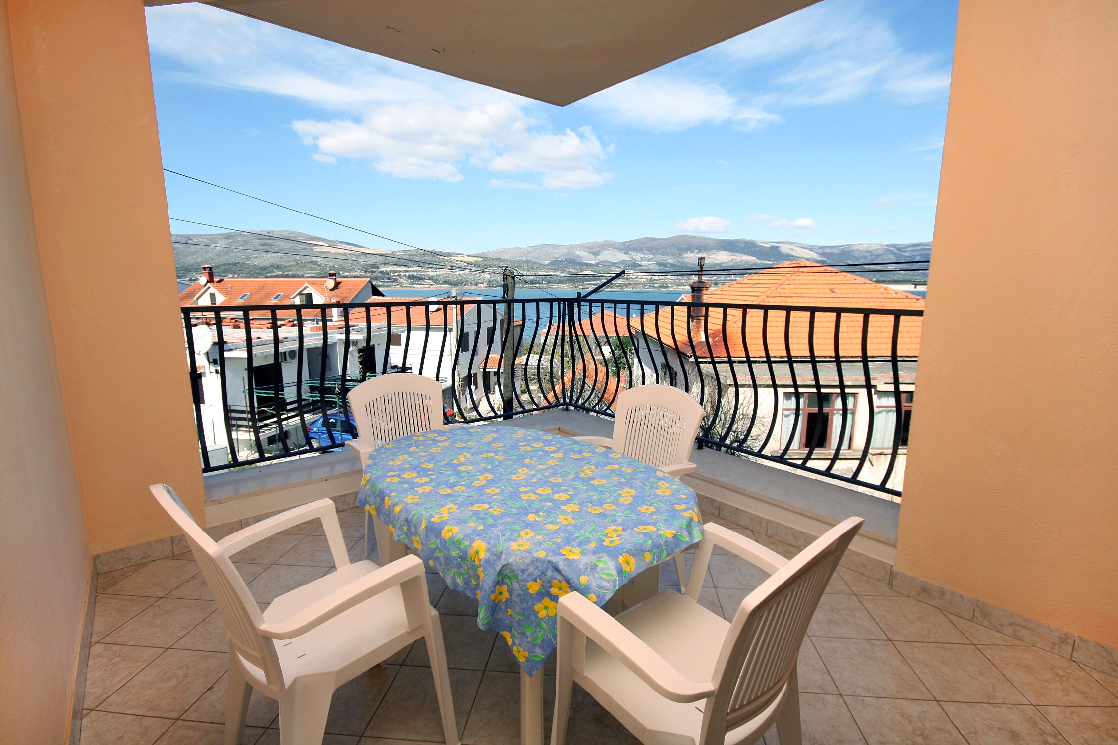 Three bedroom apartment with terrace and sea view Mastrinka (Čiovo) (A-4836-a) Three bedroom apartment with terrace and sea view Mastrinka (Čiovo) (A-4836-a)