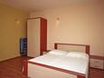 Duće, Dormitorio in the studio-apartment, air condition available y WiFi.