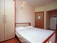 Duće, Bedroom in the studio-apartment, air condition available and WiFi.