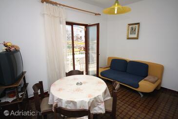 Grebaštica, Eetkamer in the apartment, air condition available, (pet friendly) en WiFi.