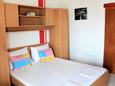 Spavaća soba 1 Živogošće - Porat, Spavaća soba 1 u smještaju tipa apartment, dostupna klima, kućni ljubimci dozvoljeni i WiFi.