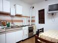 Sobra, Shared kitchen in the room, (pet friendly) and WiFi.