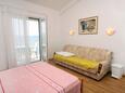 Drvenik Gornja vala, Bedroom in the studio-apartment, air condition available, (pet friendly) and WiFi.