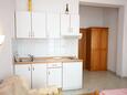 Drvenik Gornja vala, Kitchen in the studio-apartment, (pet friendly) and WiFi.