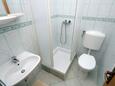 Drvenik Gornja vala, Bathroom in the studio-apartment, (pet friendly) and WiFi.