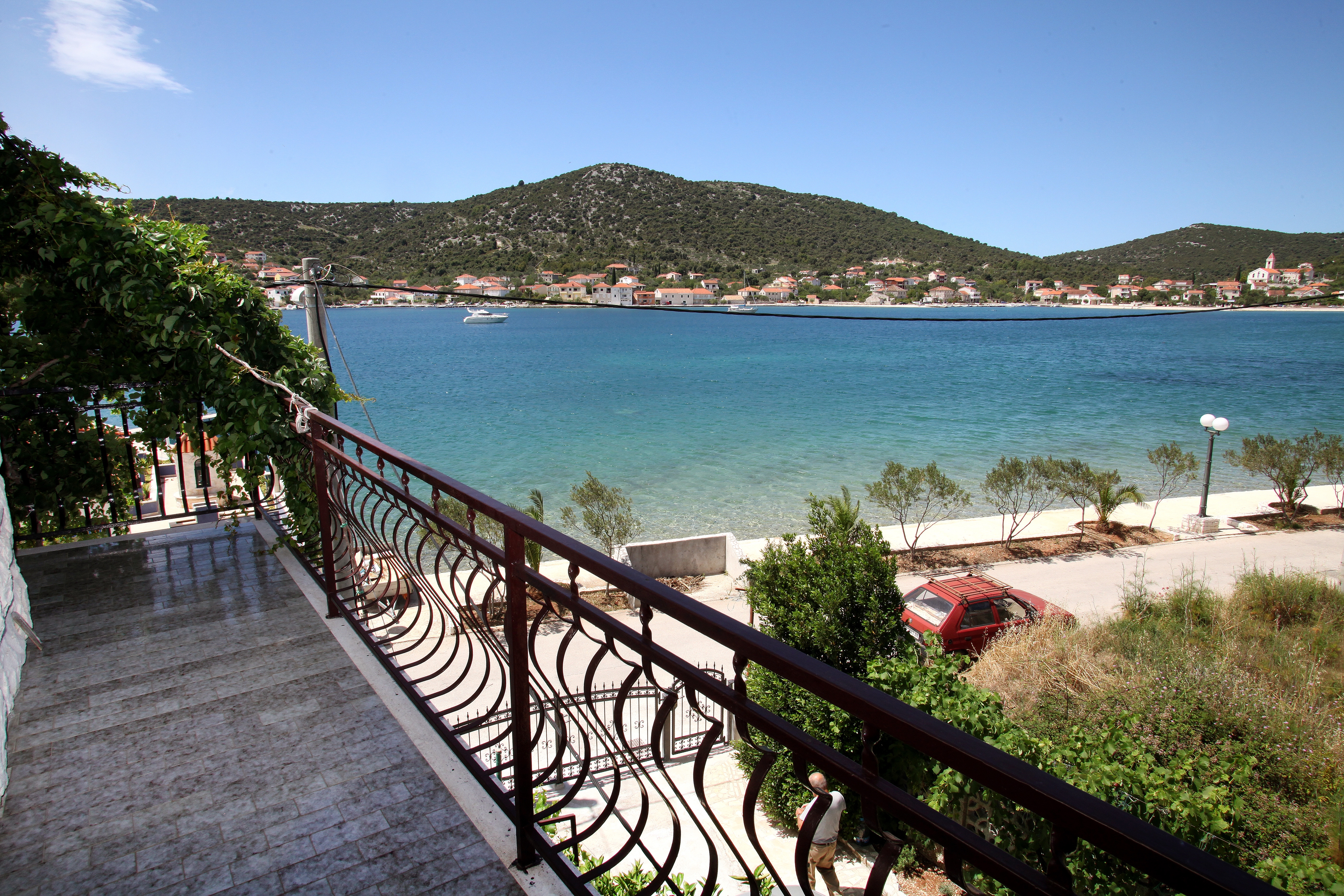 Three bedroom apartment near beach Vinišće, Trogir  A-b