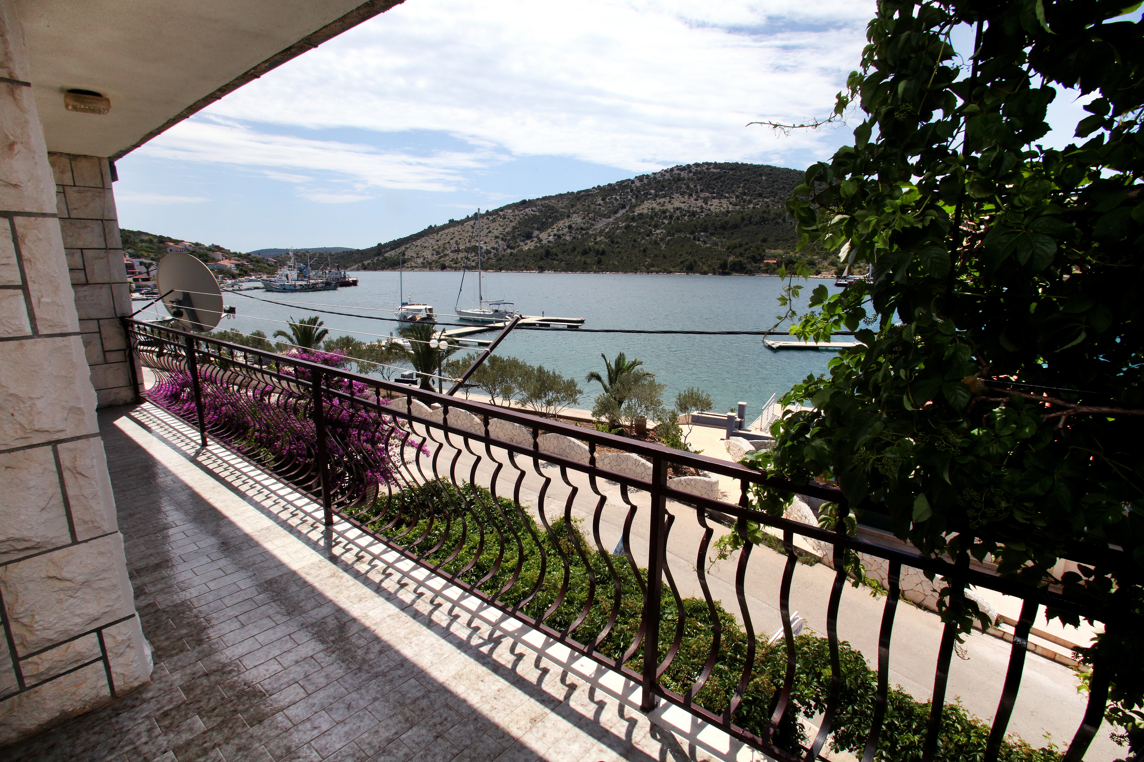 Three bedroom apartment near beach Vinišće, Trogir  A-b