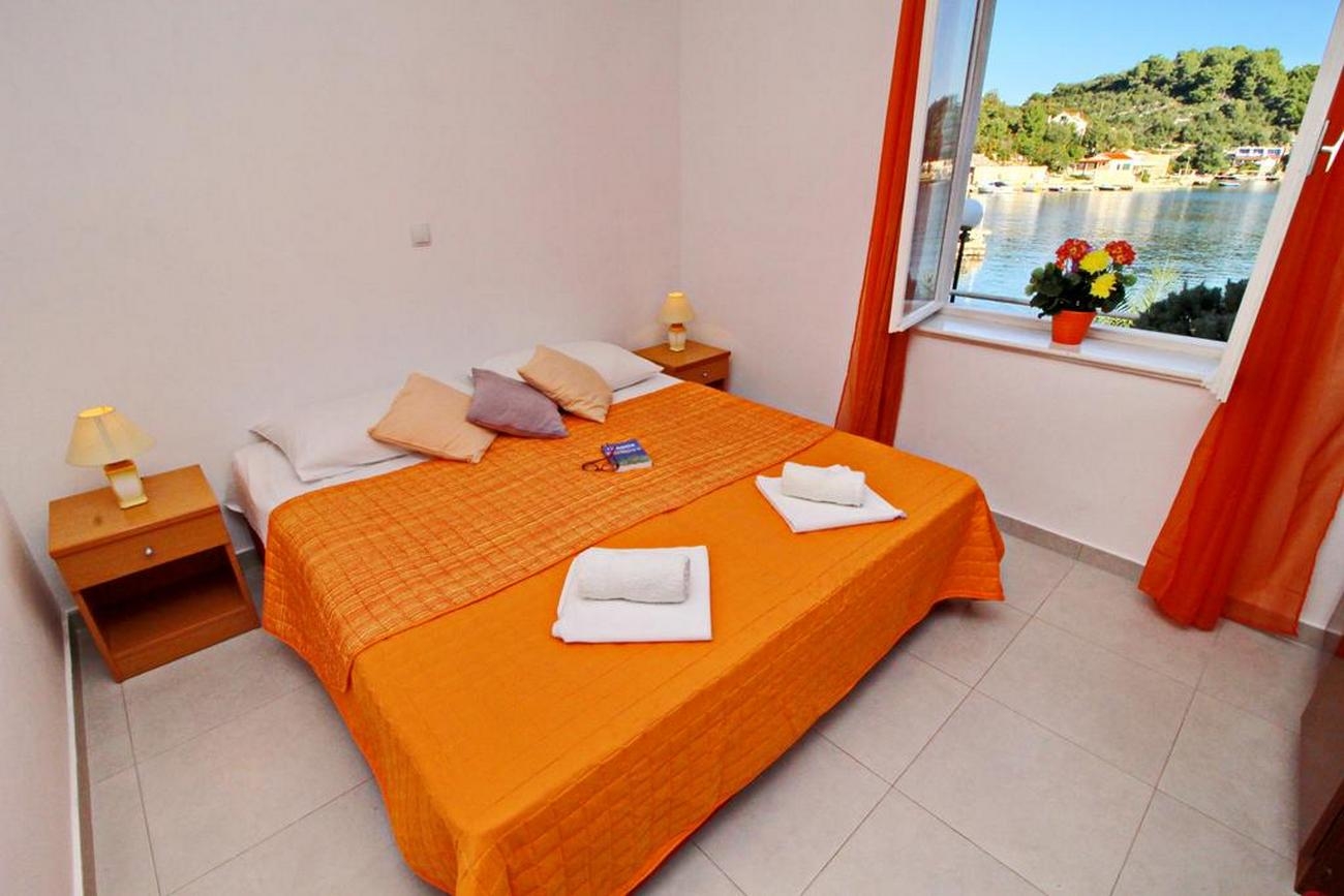 One bedroom apartment near beach Okuklje, Mljet  A-c
