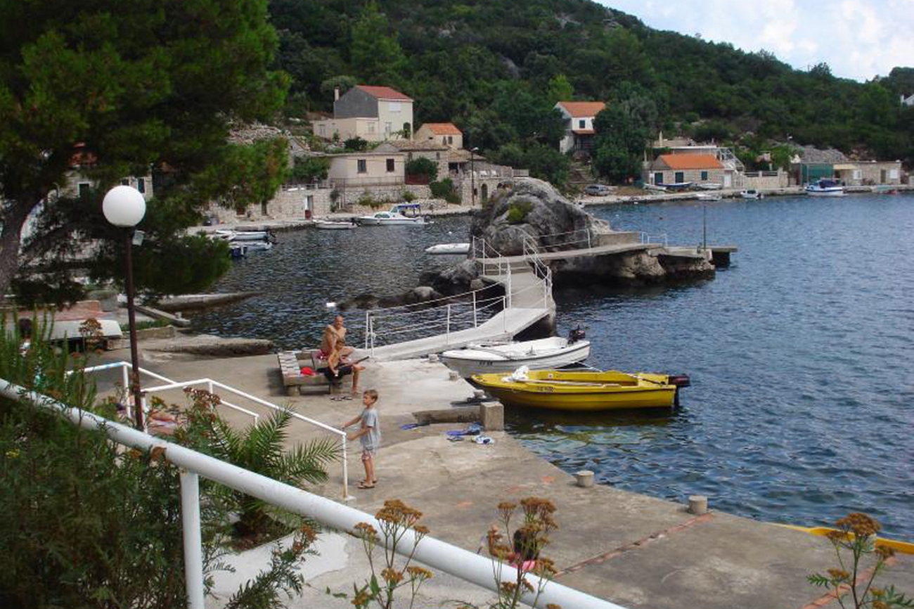 One bedroom apartment near beach Okuklje, Mljet  A-c