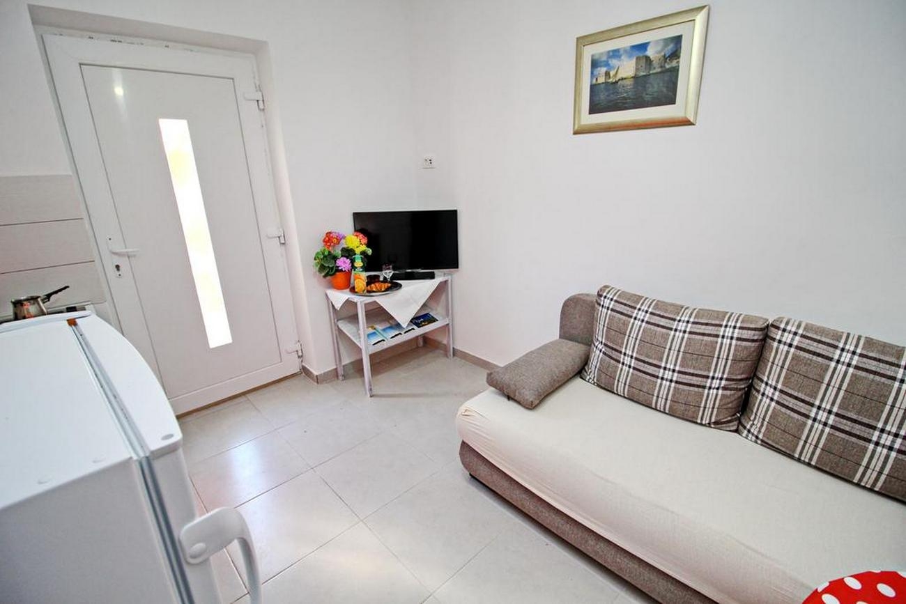 One bedroom apartment near beach Okuklje, Mljet  A-d