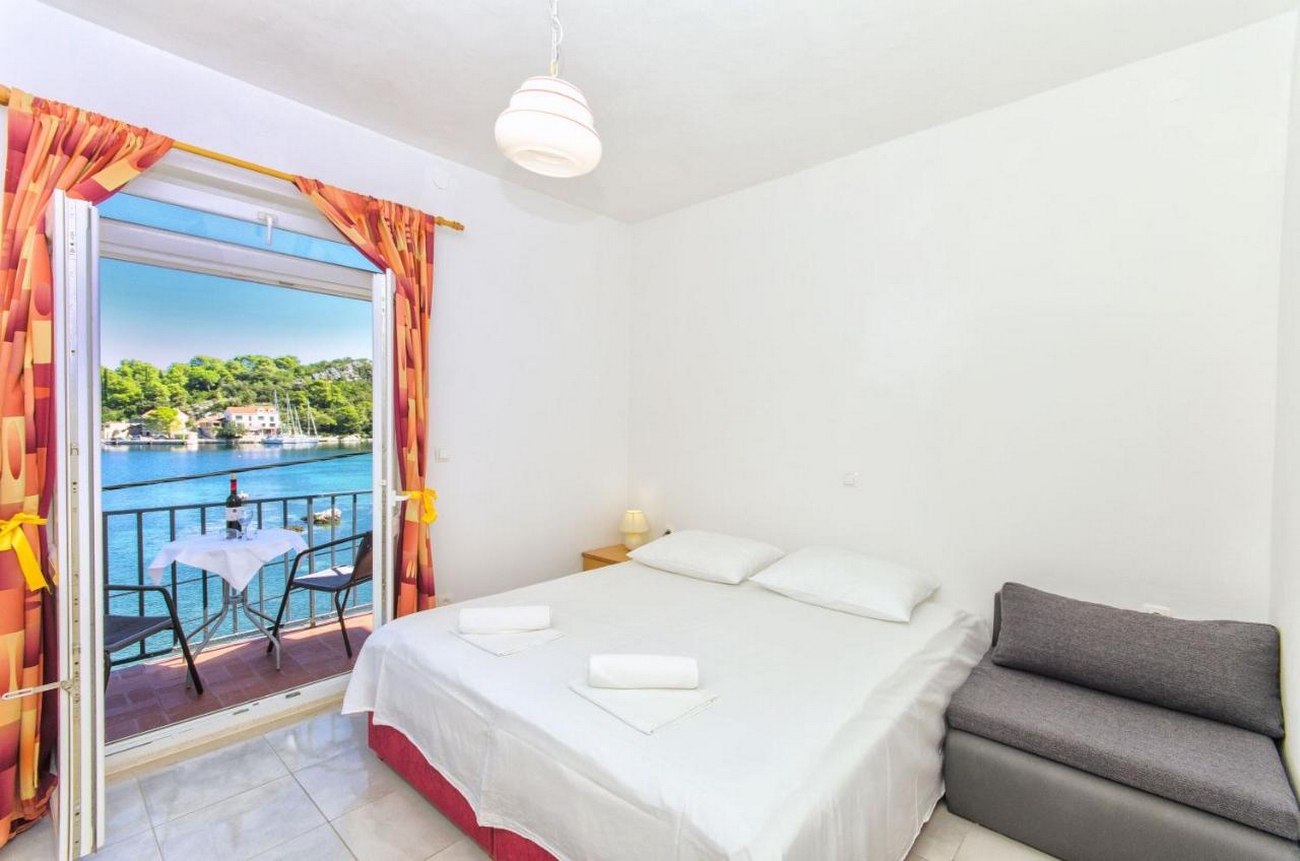 One bedroom apartment near beach Okuklje, Mljet  A-f