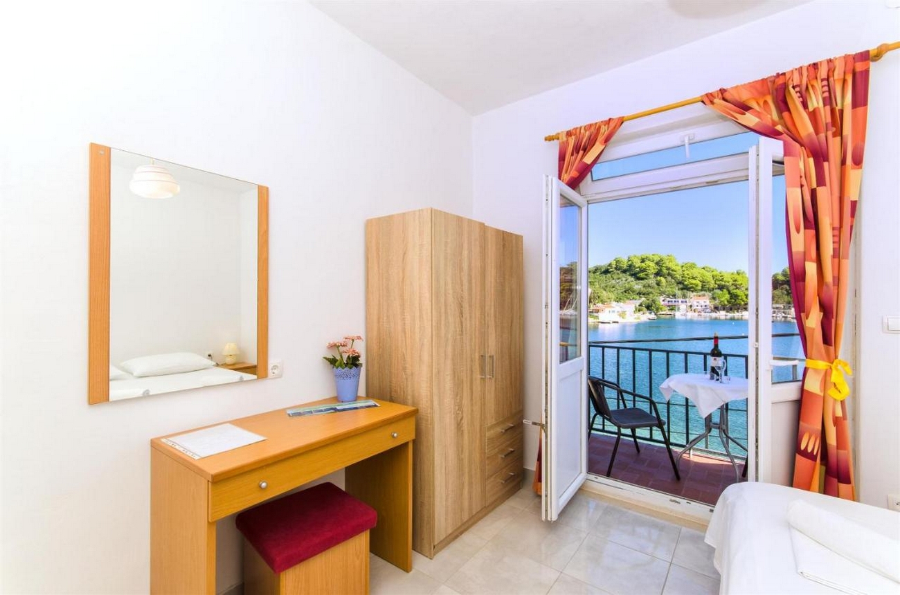 One bedroom apartment near beach Okuklje, Mljet  A-f