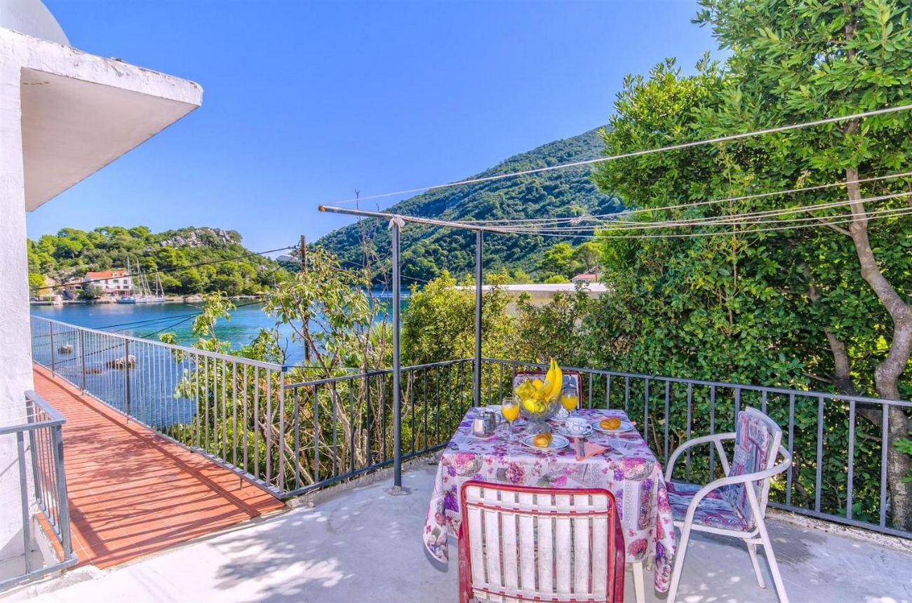 One bedroom apartment near beach Okuklje, Mljet  A-f