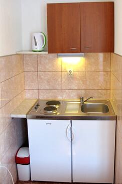 Kitchen Polače, Kitchen in the studio-apartment, dopusteni kucni ljubimci i WIFI.