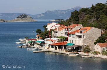 Pomena, Mljet, Объект 4929 - Комнаты вблизи моря со скалистым пляжем.