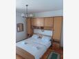 Pomena, Dormitorio in the room, air condition available y WiFi.