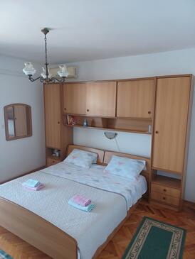 Pomena, Dormitorio in the room, air condition available y WiFi.