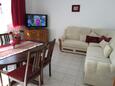 Obývací pokoj Banjol, Obývací pokoj v ubytování typu apartment, s klimatizací, domácí mazlíčci povoleni a WiFi.