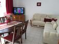 Banjol, Sala de estar in the apartment, air condition available, (pet friendly) y WiFi.