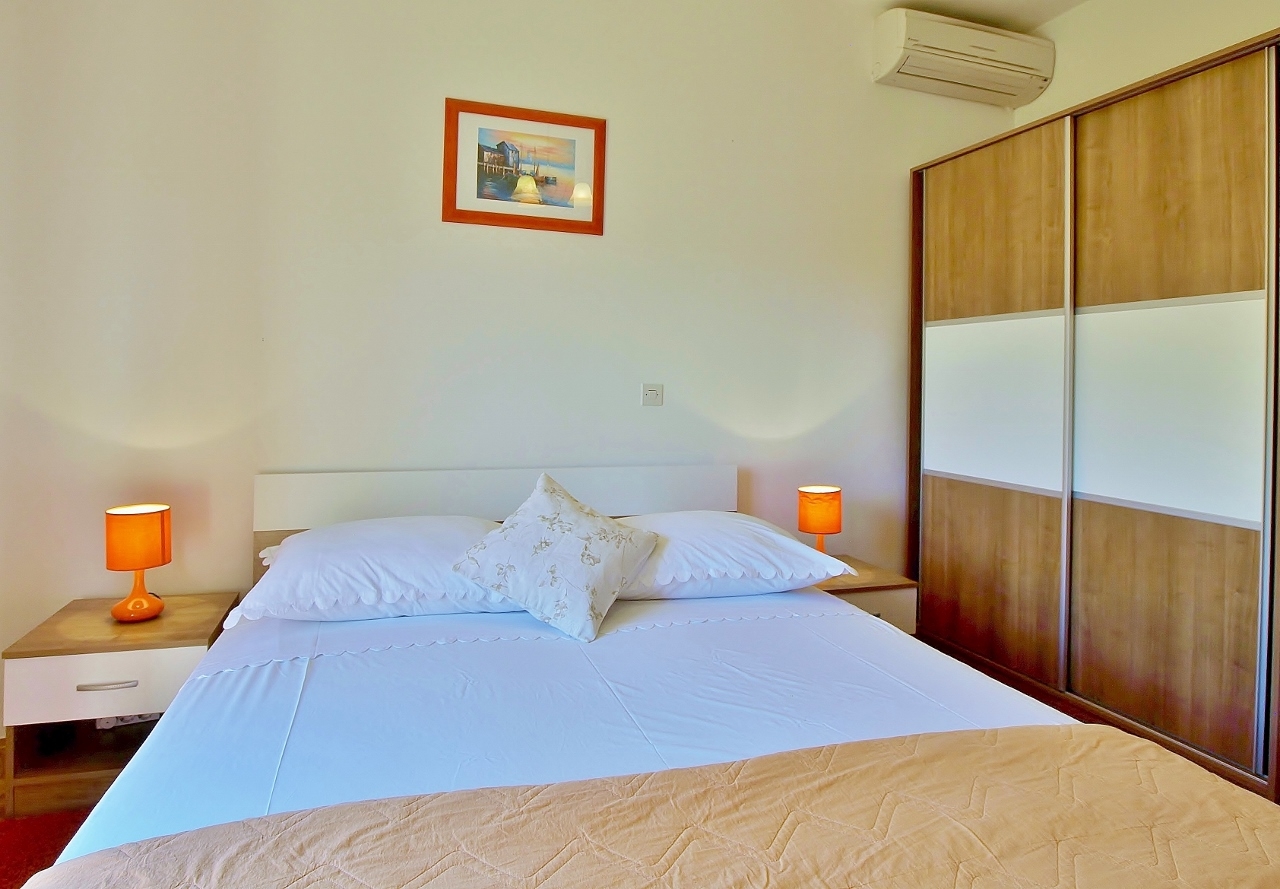 Two bedroom apartment with balcony Supetarska Draga - Donja, Rab  A-a