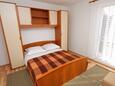 Ložnice Banjol, Ložnice v ubytování typu apartment, domácí mazlíčci povoleni a WiFi.