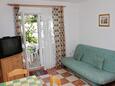 Banjol, Sala de estar in the apartment, (pet friendly) y WiFi.