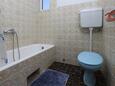 Salle de bain 1 Supetarska Draga - Donja, Salle de bain 1 dans l’hébergement en type apartment, animaux acceptés et WiFi.