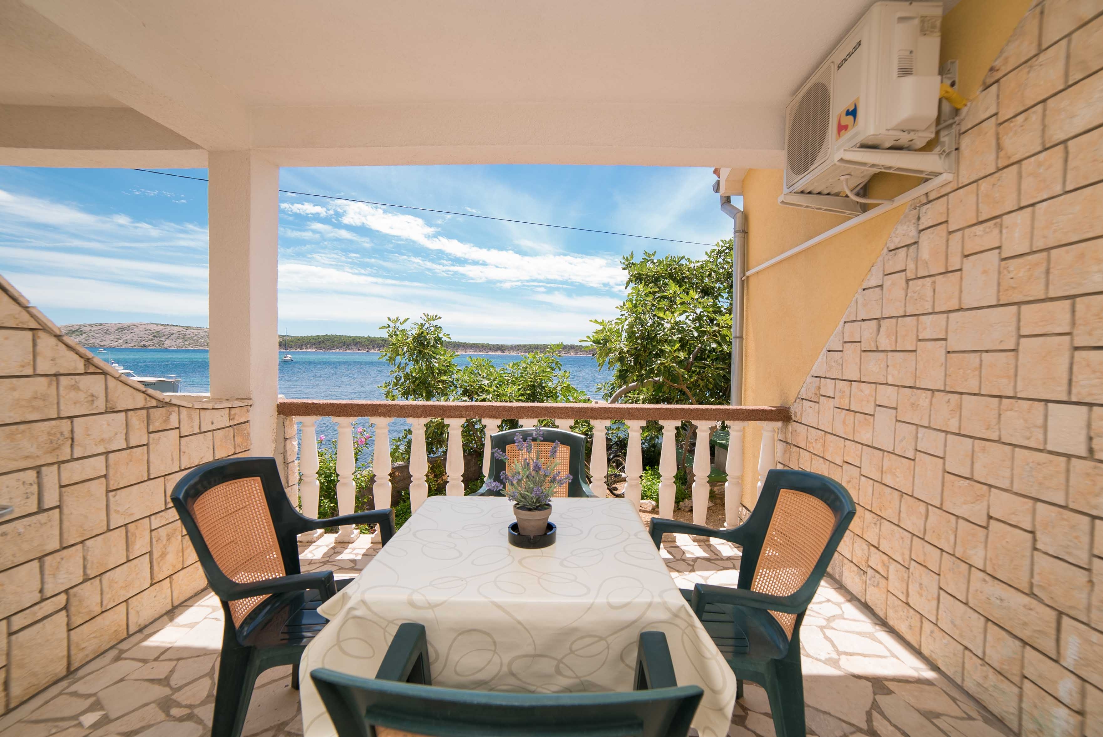 One bedroom apartment near beach Barbat, Rab  A-a