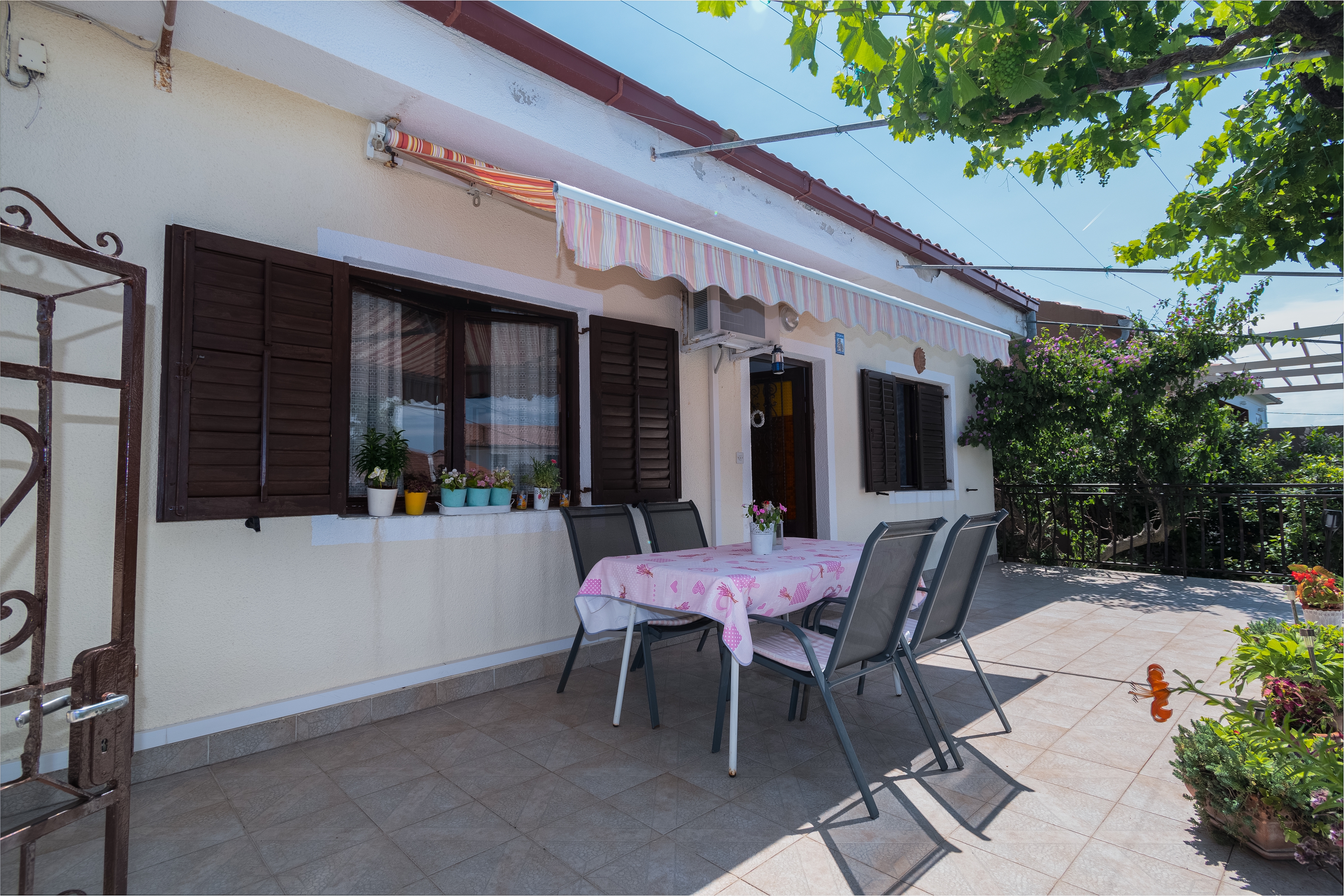 Two bedroom apartment with terrace Barbat, Rab  A-a