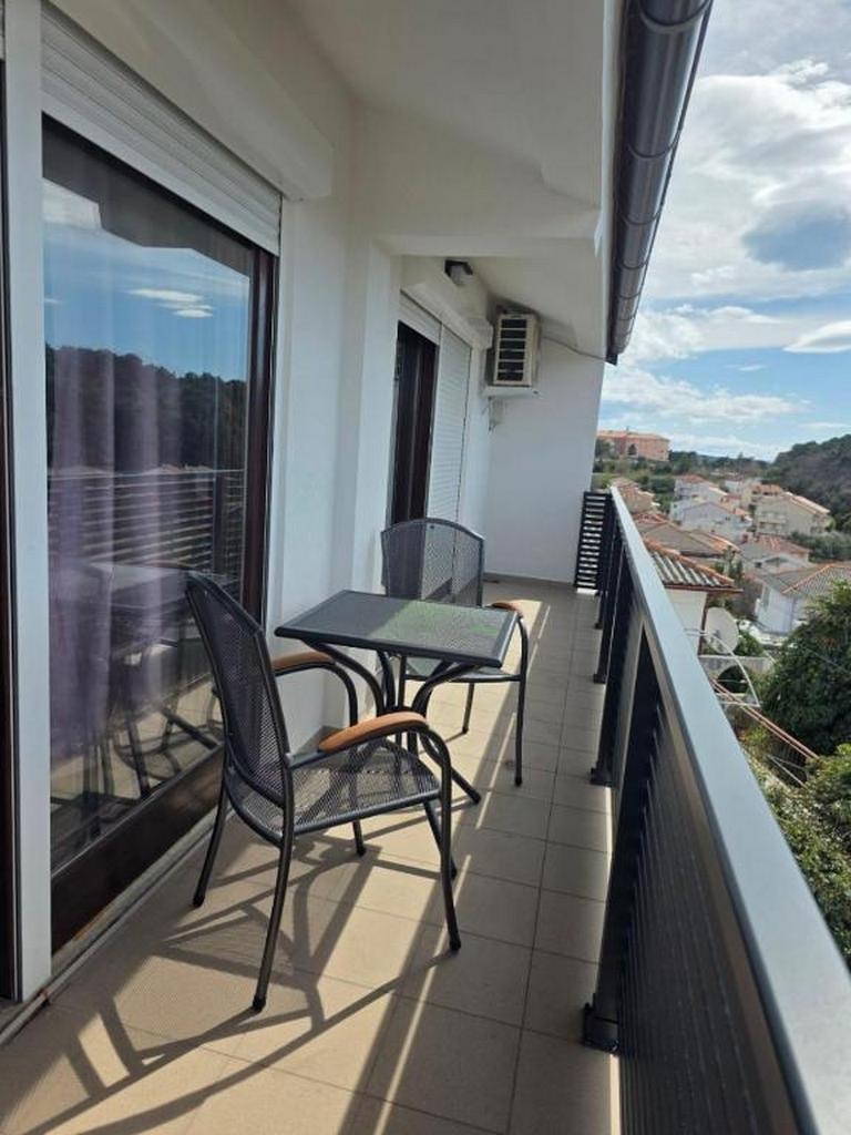 One bedroom apartment with balcony and sea view Palit, Rab  A-a