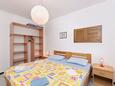 Spavaća soba 1 Supetarska Draga - Gonar, Spavaća soba 1 u smještaju tipa apartment, WiFi.